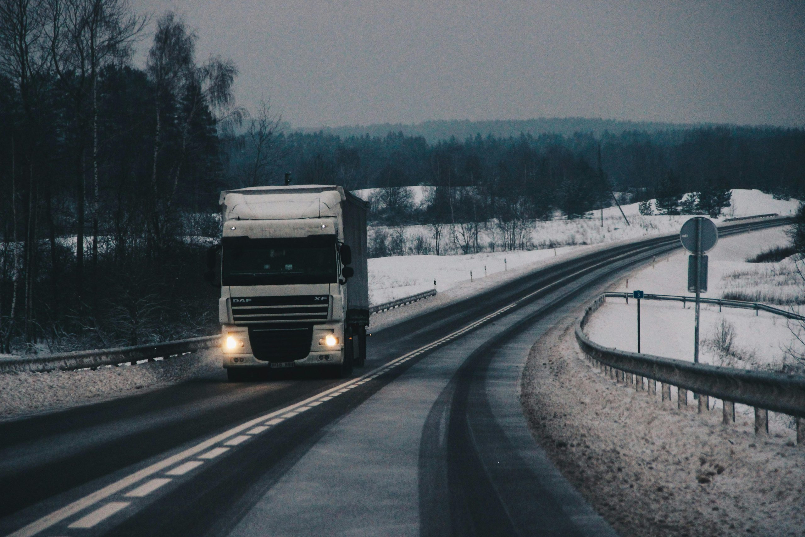 Daf XG jedzie po ośnieżonej autostradzie a w środku ma czysto dzięki tappetini daf xg